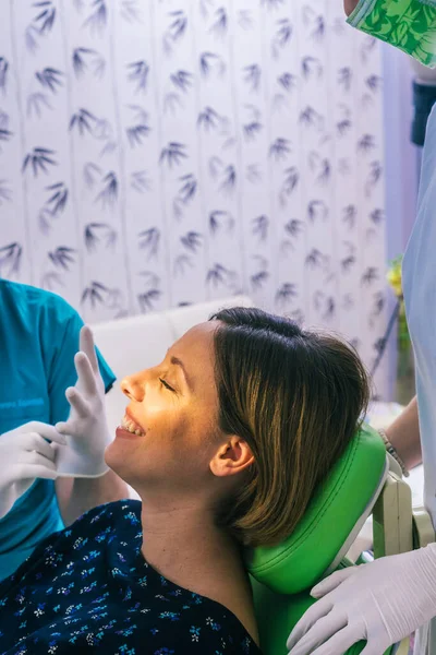 Крупним Планом Портрет Красивої Молодої Леді Сидить Стоматологічному Кріслі Стоматолог — стокове фото