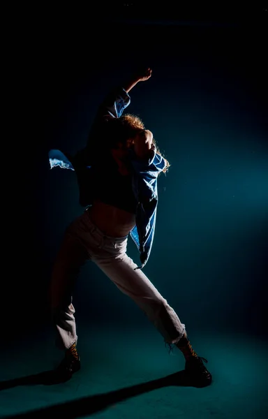 Dansbewegingen Uitgevoerd Door Een Acrobatische Flexibele Vrouwelijke Danser Die Danst — Stockfoto