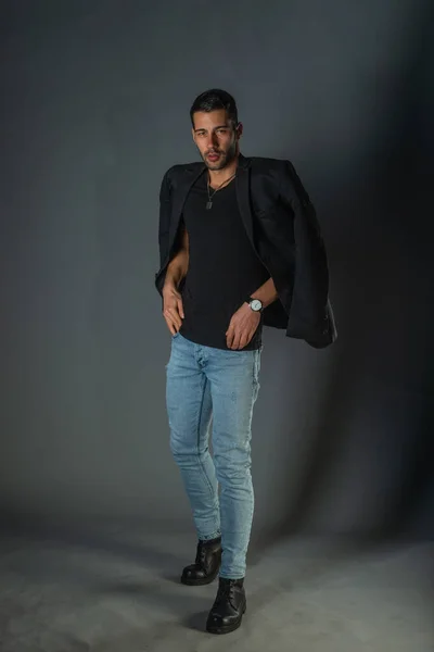 Jovem Moda Comprimento Total Vestindo Blazer Preto Jeans Contra Fundo — Fotografia de Stock