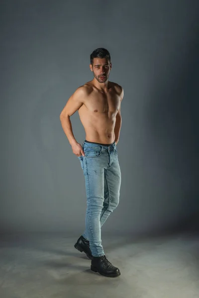 Retrato Hombre Deportivo Con Vaqueros Posando Con Torso Desnudo Estudio — Foto de Stock