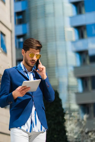 Städtischer Geschäftsmann Ist Mit Den Neuen Arbeitsplänen Und Neuen Ideen — Stockfoto