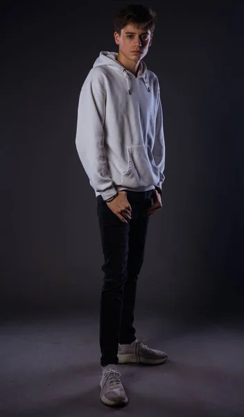 Kot Pantolon Beyaz Kapüşonlu Bir Adamın Stüdyo Moda Portresi — Stok fotoğraf