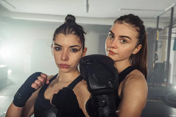 Mujer Kickboxer Haciendo Una Patada Lateral — Foto de Stock