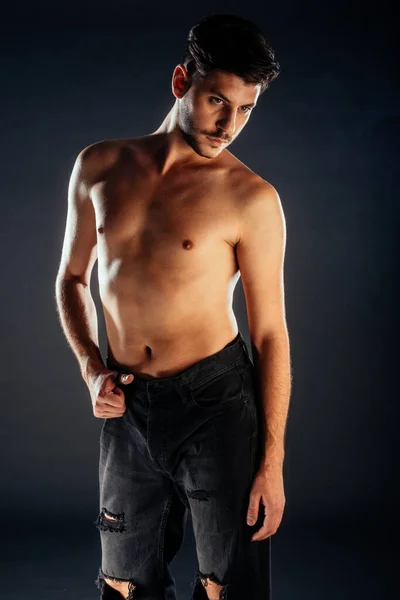 Full Body Shot Van Een Aantrekkelijk Mannelijk Model Poseren Moderne — Stockfoto
