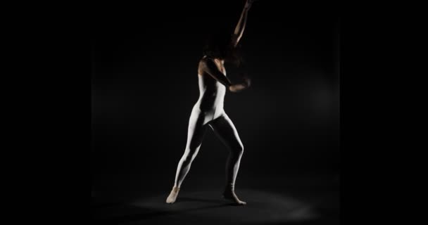 Bailarina Está Repitiendo Movimientos Espiral Estudio — Vídeo de stock