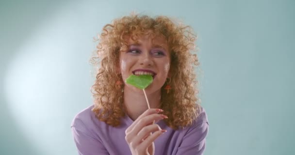 Gadis Manis Makan Permen Lolipop Dan Pada Akhirnya Dia Tertawa — Stok Video