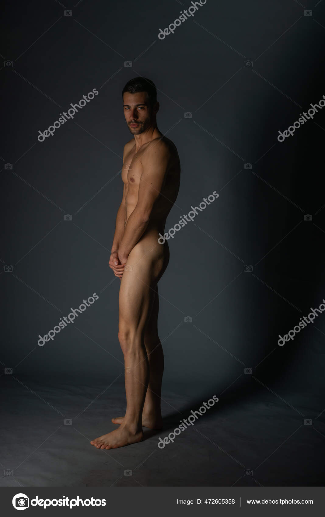 Imagen Cuerpo Entero Estudio Oscuro Guapo Hombre Desnudo Posando Costado:  fotografía de stock © gorgev #472605358 | Depositphotos