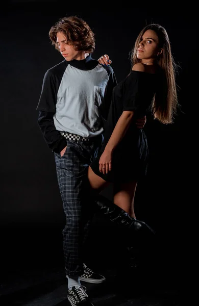 男性と女性のモデルのペア側によってポーズ現代服 — ストック写真
