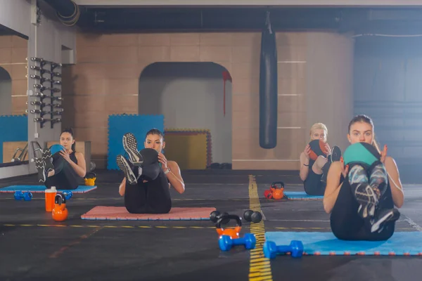 Çekici Sporcu Kızlar Grup Fitness Antrenmanında Tıpla Egzersiz Yapıyor — Stok fotoğraf