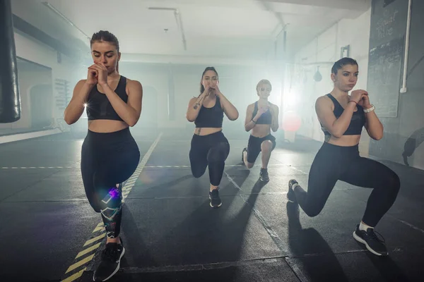 Grupo Deportistas Ropa Deportiva Haciendo Ejercicio Salto Gimnasio Con Pierna — Foto de Stock