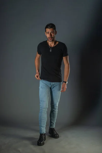 Sexy Jovem Vestindo Preto Shirt Jeans Poses Isolado Preto Fundo — Fotografia de Stock