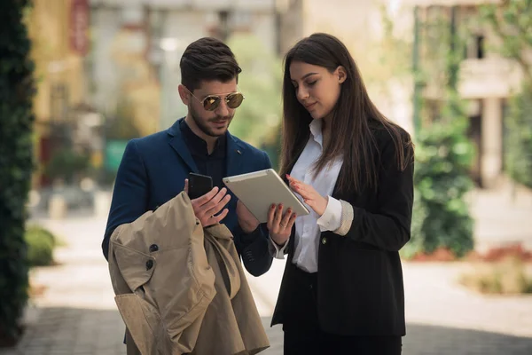 Les Partenaires Commerciaux Sourient Tout Regardant Les Bonnes Nouvelles Sur — Photo