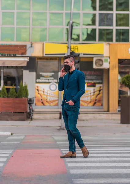 Joven Hombre Negocios Caminando Aire Libre Mientras Habla Por Teléfono — Foto de Stock