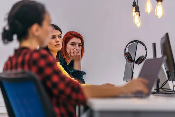 Mujeres Negocios Concentradas Sentadas Una Oficina Trabajando Portátil —  Fotos de Stock