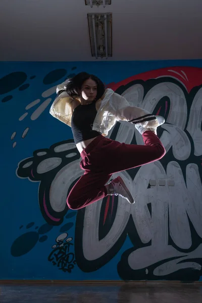 Silueta Una Joven Bailarina Hiphop Breakdancer Bailando Sobre Fondo Estudio — Foto de Stock