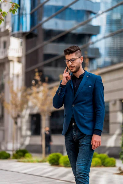 Homem Negócios Moda Andando Cidade Sqaure Enquanto Fala Celular — Fotografia de Stock