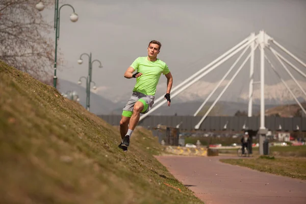 Attraktiver Männlicher Sportler Macht Extremes Seitenwandlauf Training — Stockfoto