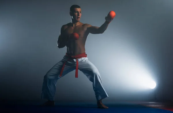 Jongeman Oefent Zijn Karate Moves Witte Kimono Blauwe Riem — Stockfoto