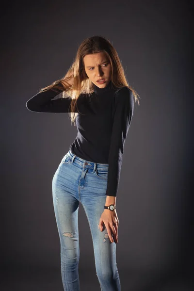 Fashionabel Ung Kvinna Svart Rulla Hals Poserar Isolerad Mörk Bakgrund — Stockfoto