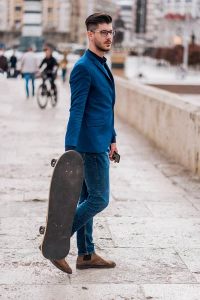 Ganzkörperaufnahme Eines Jungen Kaukasischen Geschäftsmannes Anzug Der Stadt Mit Skateboard — Stockfoto