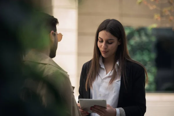 Capo Donna Sta Mostrando Fila Suo Assistente Suo Lavoro — Foto Stock