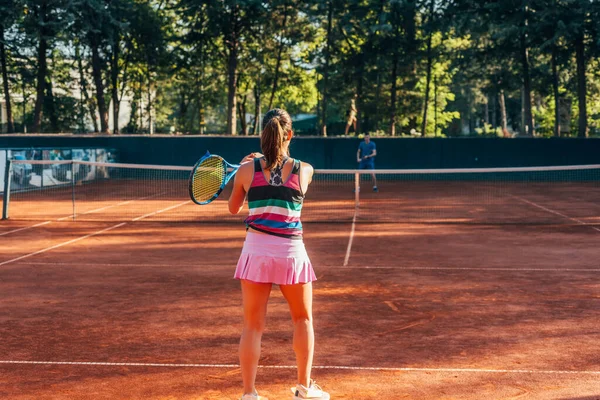 Blick Von Der Rückseite Einer Jungen Tennisspielerin Auf Einem Außenplatz — Stockfoto