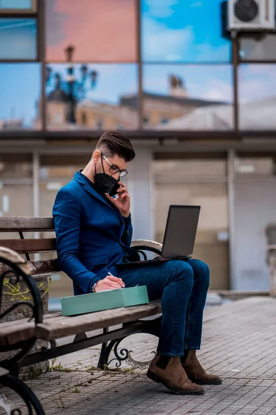 Hombre Negocios Moda Usando Ordenador Portátil Mientras Está Sentado Banco — Foto de Stock