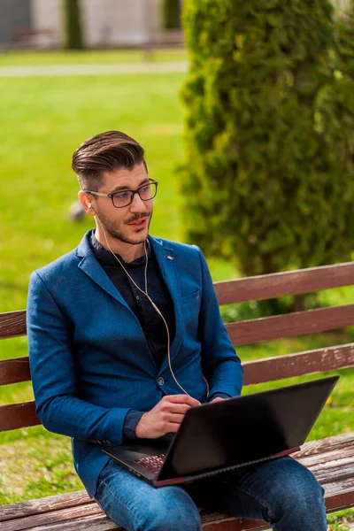 Junger Mann Blättert Seinem Laptop Und Telefoniert Mit Kunden Auf — Stockfoto