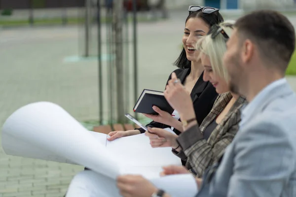 Drei Leger Gekleidete Geschäftsleute Lachen Über Den Vortrag Für Die — Stockfoto