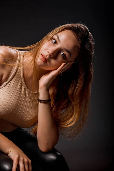 Porträtt Attraktiv Ung Kvinna Klädd Tank Top Och Läder Byxor — Stockfoto
