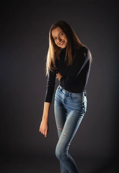 Una Joven Moda Cuello Rollo Negro Posando Aislada Sobre Fondo —  Fotos de Stock