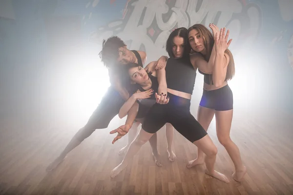 Młoda Grupa Wielorasowych Przyjaciół Tańczy Cieszy Się Razem Tańcząc Improwizując — Zdjęcie stockowe