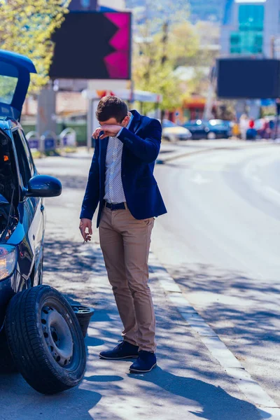 Formálně Oblečený Gentleman Který Nosí Modrý Blecha Mění Pneumatiku Autě — Stock fotografie