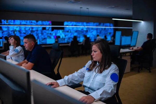 Grupo Operadores Data Center Segurança Administradores Trabalhando Grupo Uma Sala — Fotografia de Stock