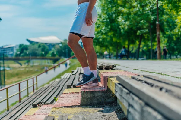 Zamknij Odkryty Pęd Męskich Stóp Sportowca Tenisówek Przygotowujących Się Biegania — Zdjęcie stockowe