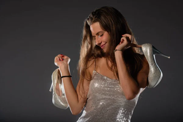 Красиві Елегантні Жінки Відзначають Одягнені Блискучу Стильну Вечірню Сукню Туфлі — стокове фото