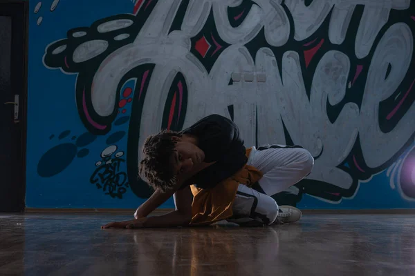 Afrikalı Amerikan Hip Hop Dansçısı Breakdansçı Karanlık Siluet Pozlarında Graffiti — Stok fotoğraf