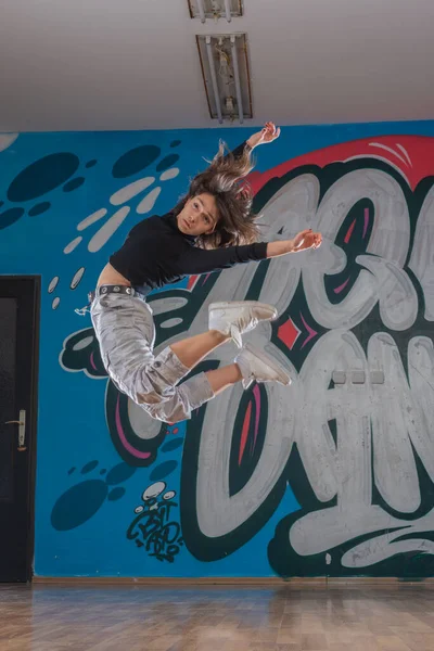 Atrakcyjna Młoda Kobieta Robi Breakdance Przejść Tle Graffiti — Zdjęcie stockowe
