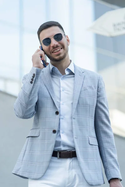 Hombre Negocios Guapo Atractivo Está Escuchando Una Gran Noticia Sobre — Foto de Stock