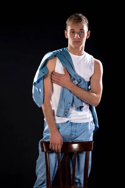 Trendiger Moderner Junger Mann Stylischem Weißen Top Und Jeanshose — Stockfoto