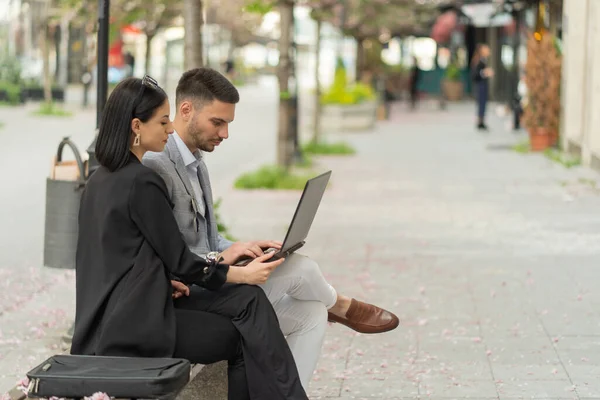 Két Üzletember Nézi Laptopot — Stock Fotó