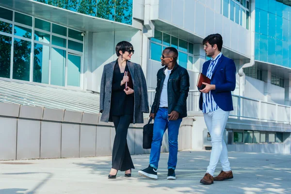 Grupp Välklädda Multietniska Affärspartner Som Diskuterar Ett Projekt Utomhus — Stockfoto