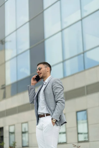 Städtischer Geschäftsmann Telefoniert Mit Seinen Partnern — Stockfoto
