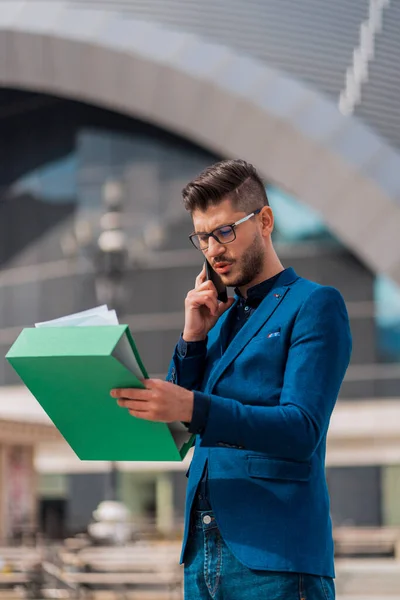 Retrato Lateral Joven Feliz Traje Caminando Hablando Por Teléfono Móvil — Foto de Stock