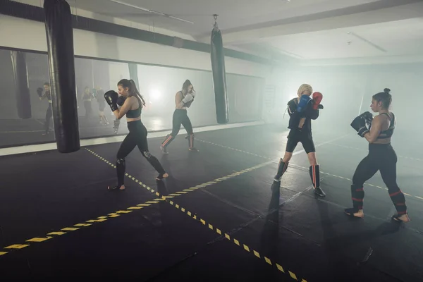 Mujer Boxeadora Boxeo Mujer Fitness Sonriendo Feliz Usando Guantes Boxeo — Foto de Stock