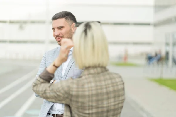 Geschäftsleute Sprechen Über Das Angebot Das Sie Bekommen Haben — Stockfoto