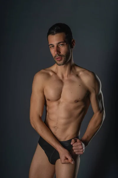 Sensual Retrato Primer Plano Guapo Macho Con Torso Desnudo Posando — Foto de Stock