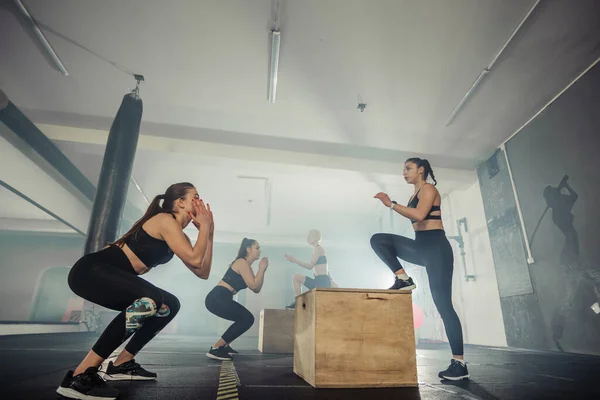 Fitness Skupina Silných Žen Cross Funkční Trénink Tělocvičně — Stock fotografie