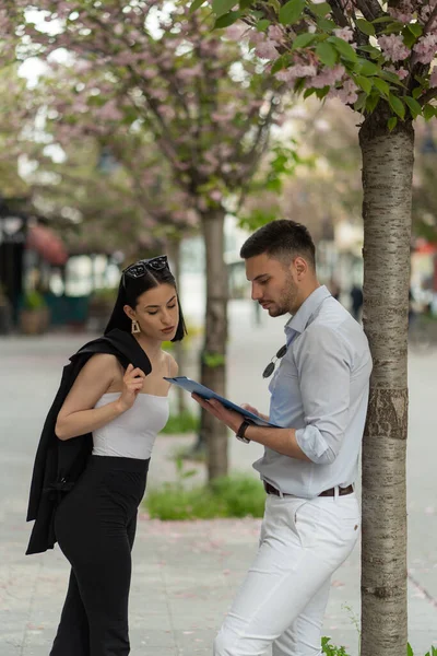 Zwei Städtische Geschäftsleute Unterhalten Sich Über Die Pläne — Stockfoto