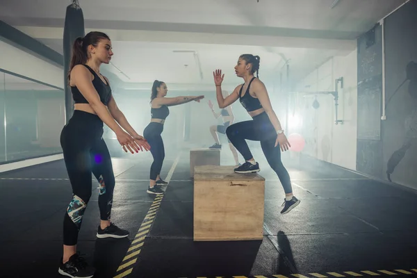 Grupo Chicas Atléticas Forma Ropa Deportiva Haciendo Sentadillas Teniendo Entrenamiento —  Fotos de Stock